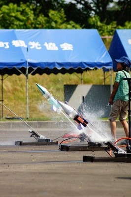 水ロケットコンテストで勢いよくロケットを発射させている写真