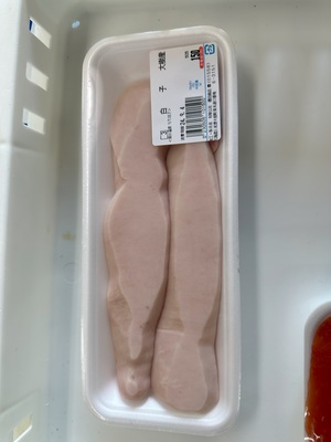 パッケージングされて店頭に並んでいる秋あじの白子の写真