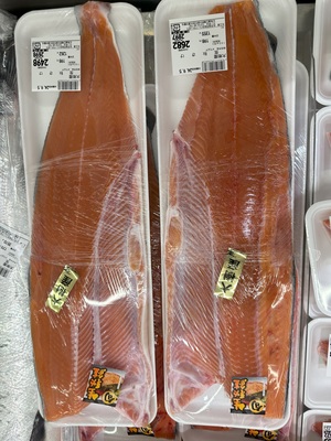 パッケージに大樹産と書かれたラベルが貼られている秋あじの半身2パックの写真