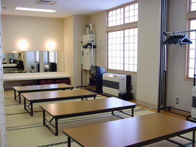 和テーブルが並べられている畳の和室楽屋の写真