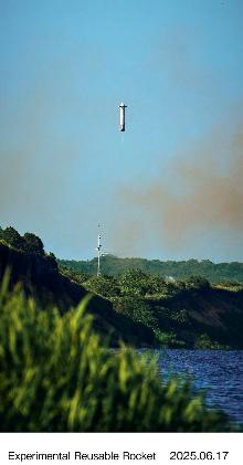 射出台に設置された固定翼型UAV(写真中央)と、そのそばに立つ観測スタッフ(写真右端)の写真