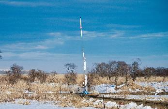 噴射炎と煙を放って飛翔する、打ち上げ直後のLTPロケットを地上より捉えた写真