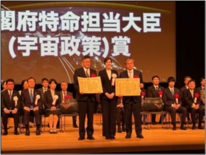 左から黒川町長、小野田大臣、小田切社長