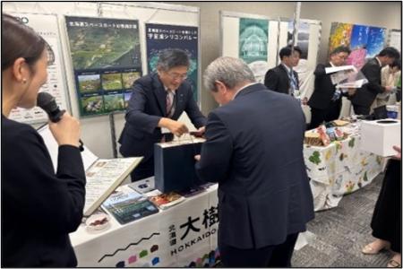 抽選会当選者へ、大樹町特産品を贈呈している様子