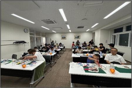 ペットボトルロケットを製作している様子