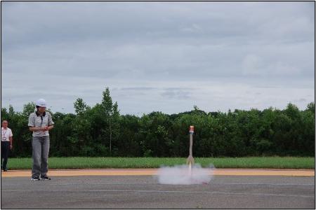 モデルロケットを飛ばしている様子