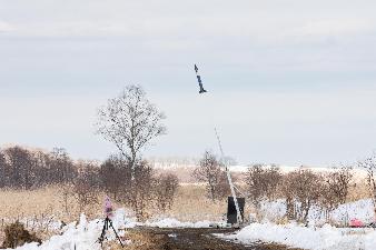 滑走路上を低空飛行するBalloon_Kiteの写真