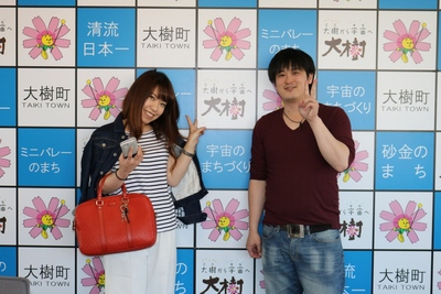 婚約者の方と笑顔でピースをしている長谷川大樹さんの写真