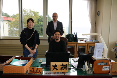 大樹町の町長と田中さんご夫妻の写真