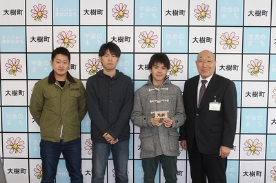 齋藤大樹さんとお友達と町長の写真