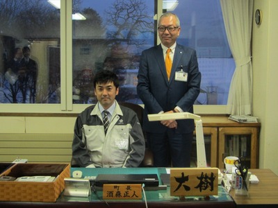 平成28年1月に訪れてくれた芽室町の山田大樹さんと町長の写真