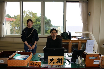 町長の席に座っている田中大樹さんと奥様の写真