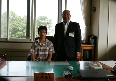 平成24年7月に訪れてくれた秋山大樹さんと町長の写真