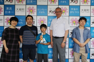 2度目の来町となった瀬口大樹さんとご家族と町長の写真