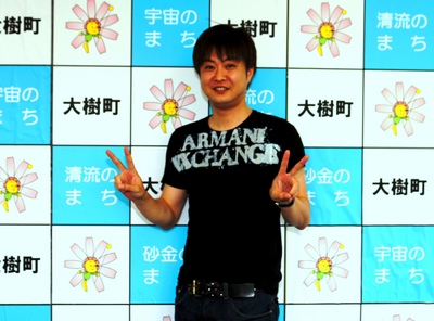 岩渕大樹さんが両手でピースしている写真