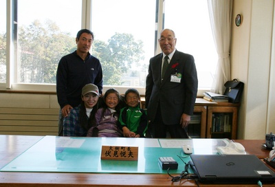 平成24年10月に訪れてくれた千歳市の浅野大樹くんとご家族と町長の写真