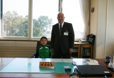 平成24年10月に訪れてくれた千歳市の浅野大樹くんと町長の写真