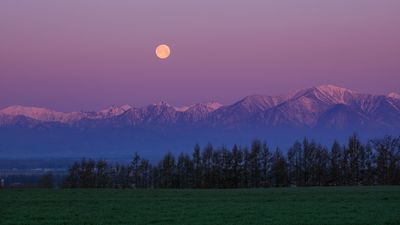 日高山脈襟裳十勝国立公園の風景写真。空には満月が出ている。