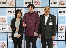 平成26年9月に訪れてくれた静岡県の藤原大樹さんと女性と町長の写真