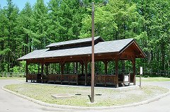 南側から撮影された、バーベキューハウスの建物外観の写真