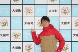 笑顔でポーズをとっている嘉村大樹さんの写真
