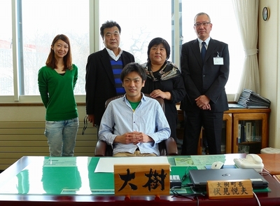 町長の椅子に座っている川崎大樹さんとご家族と町長の写真