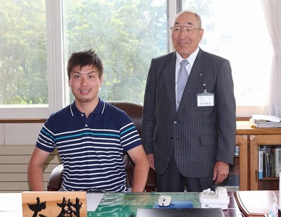 平成26年8月に訪れてくれた大阪府の南大樹さんと町長の写真