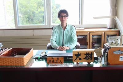 町長の席に座っている末野大樹さんの写真