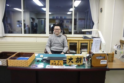 町長の席に座っている鈴木大樹さんの写真
