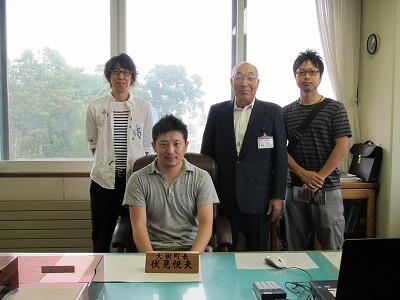 占冠村の同僚である野原さんと満永さん、橘さんと町長さんが写っている写真
