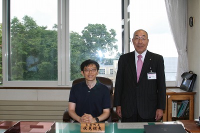 平成23年8月に訪れてくれた東京都の笹田大樹さんと町長さんの写真