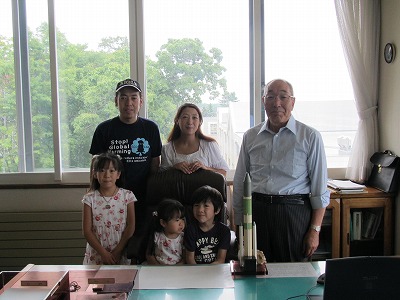 平成23年8月に訪れてくれた神奈川県横浜市の扇原大樹くんと町長さんの写真