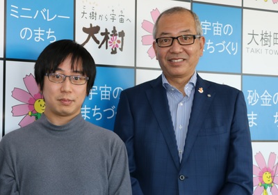 4度目の来町となる荒川大樹さんと町長さんの写真