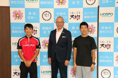 ご友人と北海道旅行に来た清水大樹さんと町長さんの写真