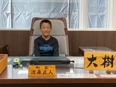 町長の椅子に座っている安池大樹さんの写真