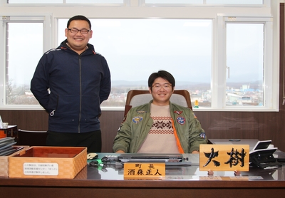 中瀬大樹さんと森大樹さんが町長室で写真を撮っているところの写真