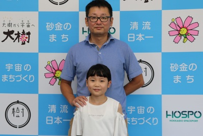 家族揃って北海道に来た栗岡大樹さん親子の写真