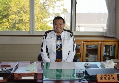 町長の椅子に座っている兵庫県の柳田大樹さんの写真