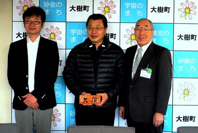 柳澤大樹さんと男性の方と町長の写真