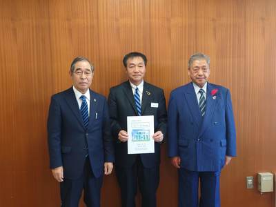 十勝町村会会長、同副会長、十勝総合振興局長の3人の集合写真