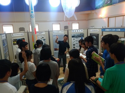 SORAの展示室1にて施設職員と質疑応答を交わす高校生参加者たちの写真