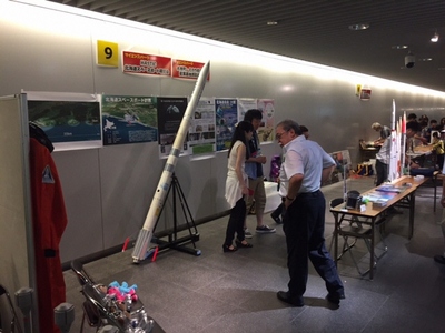 札幌駅前通地下歩行空間で、CAMUIロケットの実写展示や宇宙開発のポスターなどが展示されている様子を写した写真