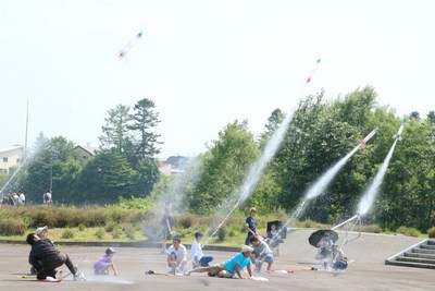 ペットボトルロケットが勢いよく飛んでいる写真