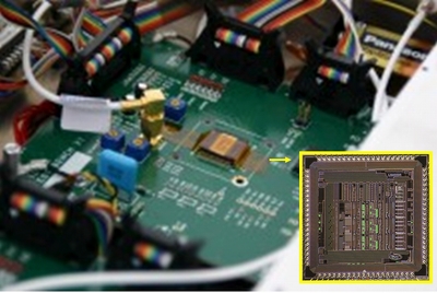ケーブルが接続されたコンピューターの基盤のアップの写真