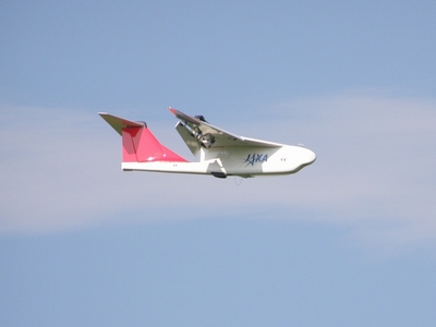 小型無人機SAFE-1型機が大空を飛んでいる写真