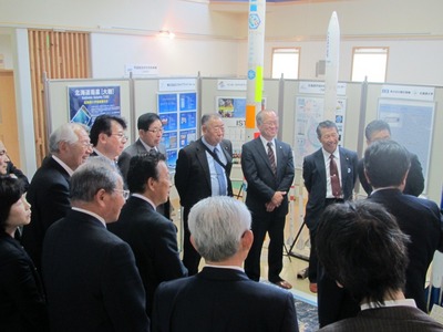SORAの展示室1における、吉岡町議会視察団の視察風景の写真