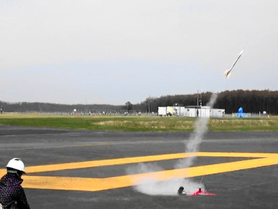 完成後、滑走路にて打ち上げられるモデルロケットの写真