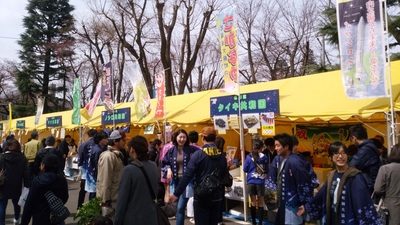 銀河連邦物産展のテントに人が集まっている様子を写した写真