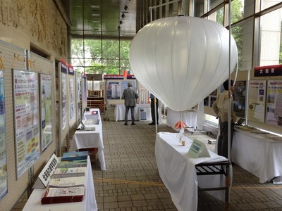 北海道庁で行われた北海道の宇宙開発展で小型の気球やパネルが展示されてる写真