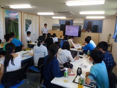 SORAの展示室2にて座学に臨む高校生参加者たちの写真